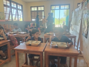 Babinsa Koramil 1627-02/Pantai Baru Dampingi Pemberian Makanan Bergizi untuk 3.093 Pelajar