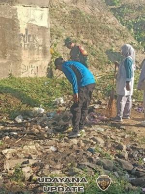 Koramil 1628-03/Seteluk Gelar Gotong Royong Bersama Perangkat Desa dan Masyarakat