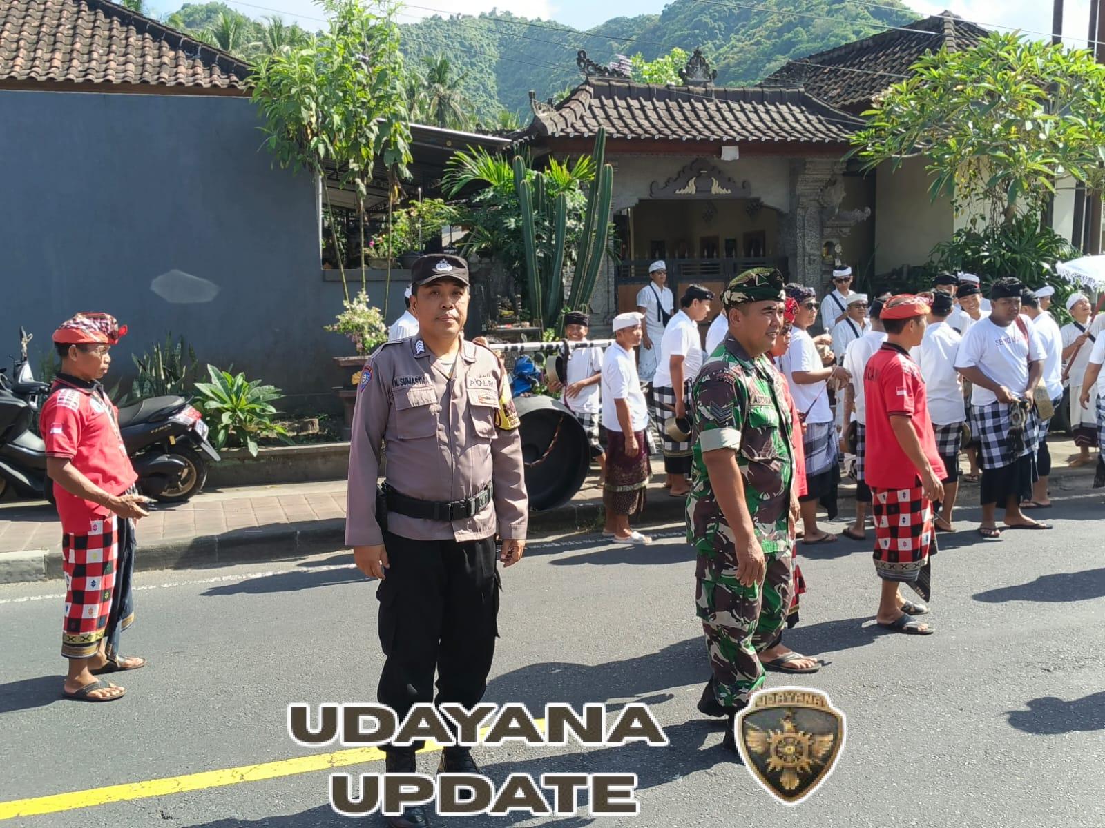 Dukung kelancaran upacara keagamaan, Babinsa 1623-05/Manggis bersama Pecalang laksanakan pengamanan.