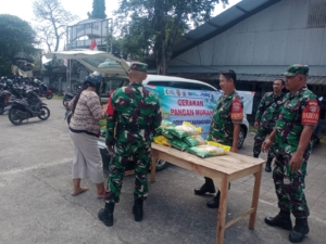 Jelang HUT TNI ke-80, Babinsa Koramil 1623-01/Karangasem salurkan beras SPHP di Pasar tradisional.