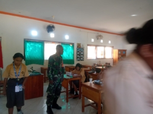 Babinsa Koramil 1627-01/Ba’a Dukung Program Makanan Bergizi Gratis di Rote Ndao