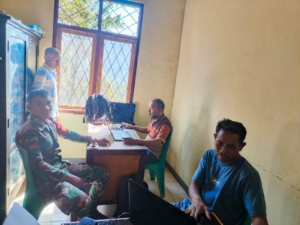 Babinsa Koramil Wolowaru Ajak Warga Desa Fatamari Jaga Ketertiban dan Kebersihan