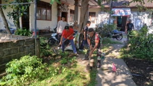 Sinergi Babinsa, Bhabinkamtibmas, dan Perangkat Desa Bona Wujudkan Lingkungan Bersih