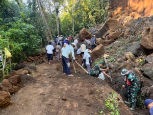 TNI dan Warga Bersinergi Bersihkan Saluran Irigasi Tertimbun Longsor di Kecamatan Tembuku