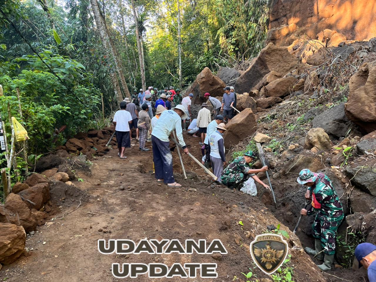 TNI dan Warga Bersinergi Bersihkan Saluran Irigasi Tertimbun Longsor di Kecamatan Tembuku