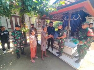 Pembagian Paket Sembako kepada Masyarakat Kurang Mampu dalam Rangka HUT TNI ke-80