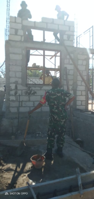 Babinsa Pantai Baru Ajak Pekerja Jaga Keselamatan saat Bangun Aula Puskesmas Sonimanu