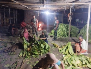 ‎Sertu Muslihan Laksanakan Patroli Bersama Tokoh Masyarakat di Dusun Bare Due