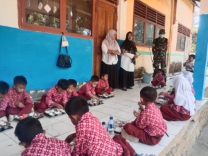 Babinsa Hadir Pastikan Kelancaran Pembagian Ribuan Paket Makanan Bergizi di Kecamatan Wawo