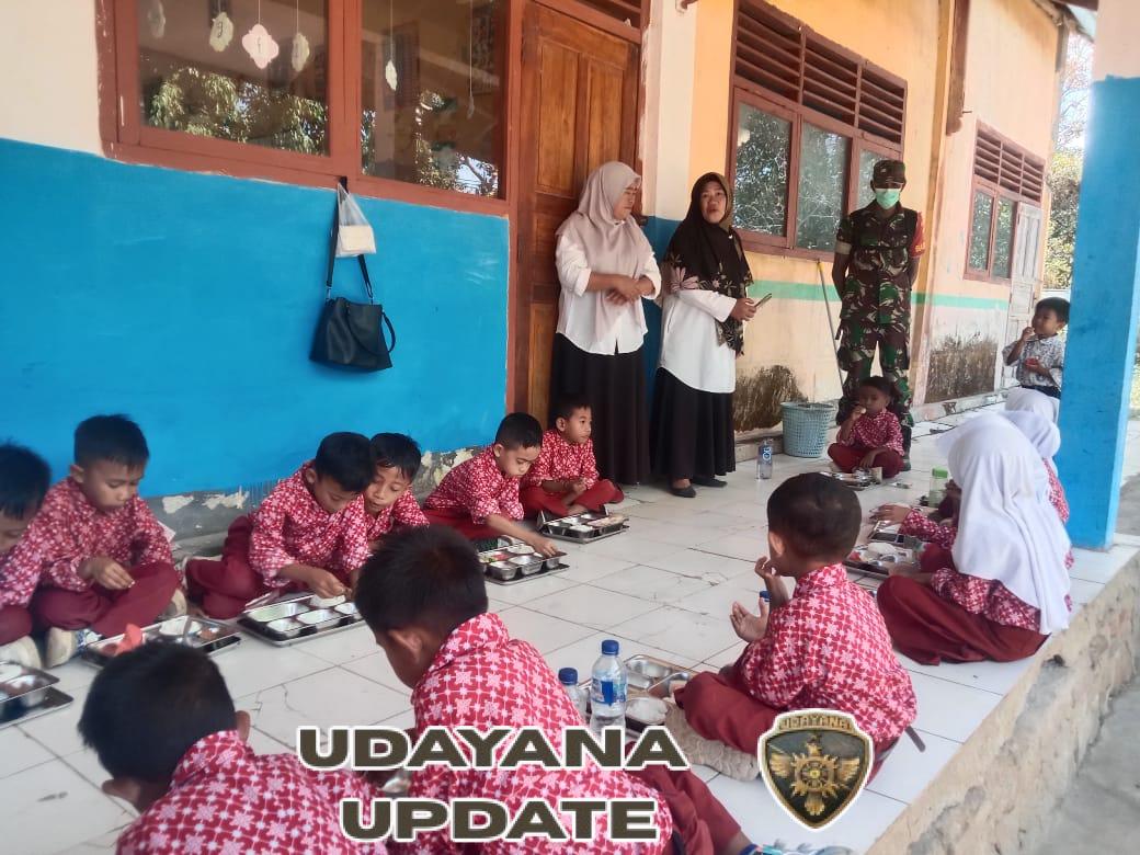 Babinsa Hadir Pastikan Kelancaran Pembagian Ribuan Paket Makanan Bergizi di Kecamatan Wawo