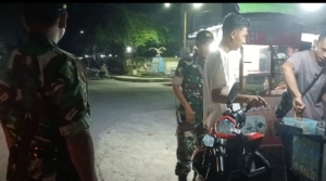 ‎Babinsa Ingatkan Warga Gelora Tingkatkan Kewaspadaan dan Kebersihan Lingkungan