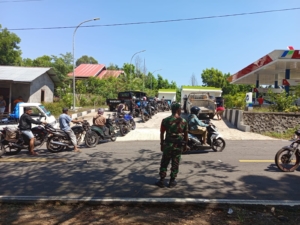 Babinsa Koramil 1625-02/Aimere Amankan Antrian BBM di SPBU Aimere