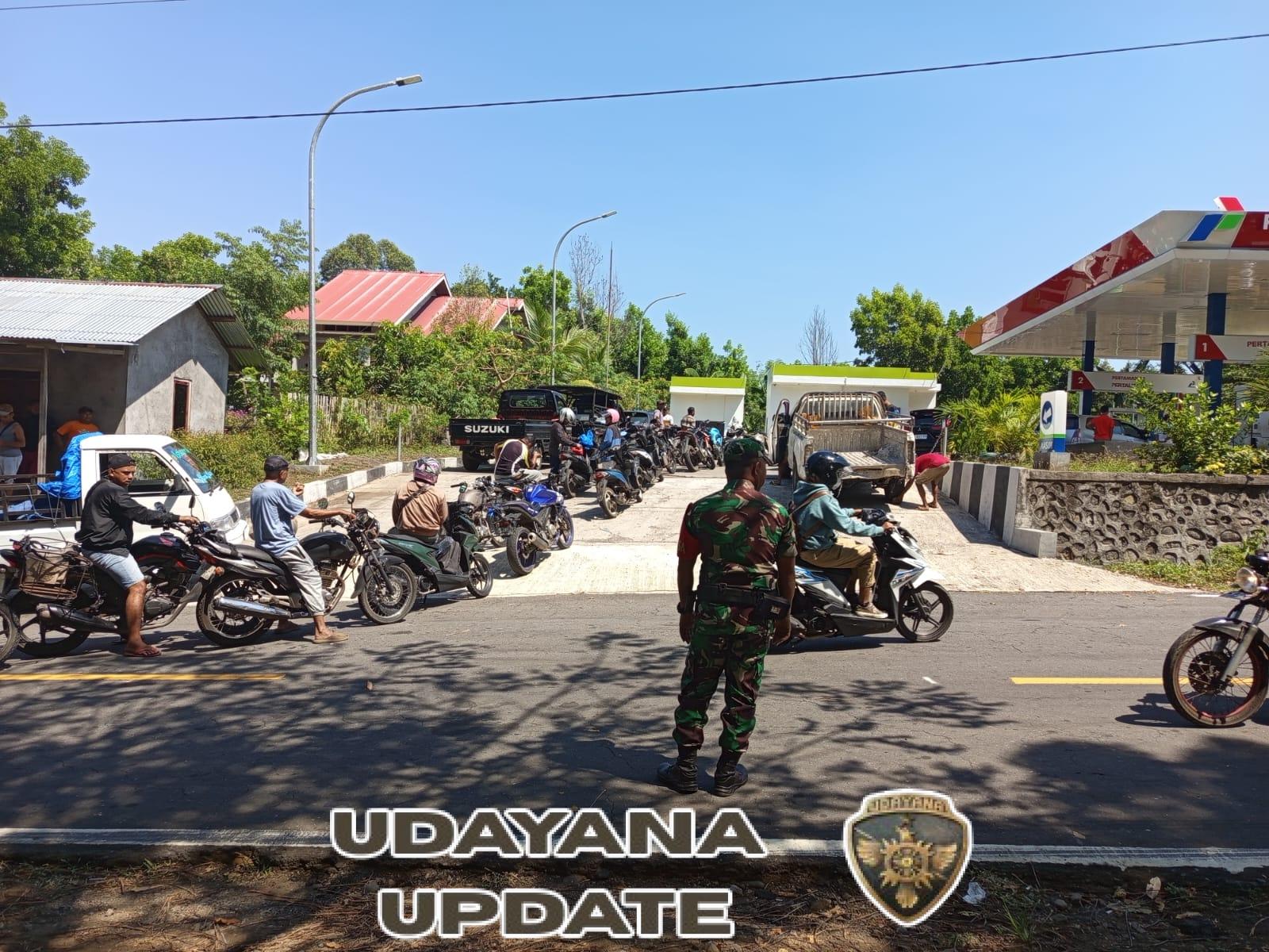 Babinsa Koramil 1625-02/Aimere Amankan Antrian BBM di SPBU Aimere