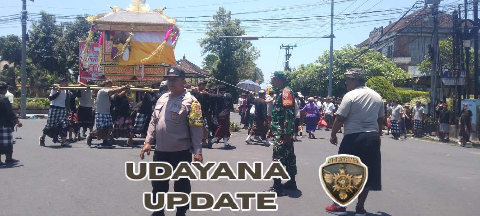 Wujud Sinergi TNI dan Pecalang, Babinsa Blahbatuh Atur Lalin Upacara Adat Pitra Yadnya