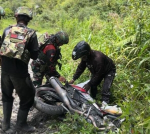 Gerak Cepat Satgas Yonif 743/PSY Pos Tinolok Bantu Warga yang Alami Kecelakaan di Jalan Rusak