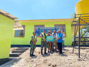 Sambut HUT TNI Ke-80, Dandim 1618/TTU Serahkan Bantuan MCK dan Tower Air di Desa Inbate