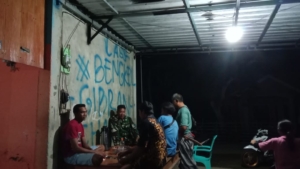 Sertu Jumadi Patroli Malam di Poto Tano, Wujud Kepedulian Babinsa pada Keamanan Warga