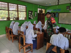 Babinsa Kalabahi Timur Dampingi Program Makan Bergizi untuk Ribuan Warga dan Siswa di Alor