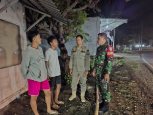 Babinsa Karijawa dan Satpol PP Intensifkan Ronda Malam