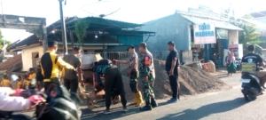 Sinergi TNI-Polri, Pemerintah, dan Masyarakat Sukses Betonisasi Jalan di Seririt