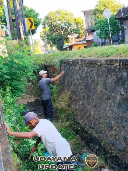 Babinsa Sukasada Bersama Warga Gelar Aksi Bersih Sungai Sambut World Clean Up Day 2025
