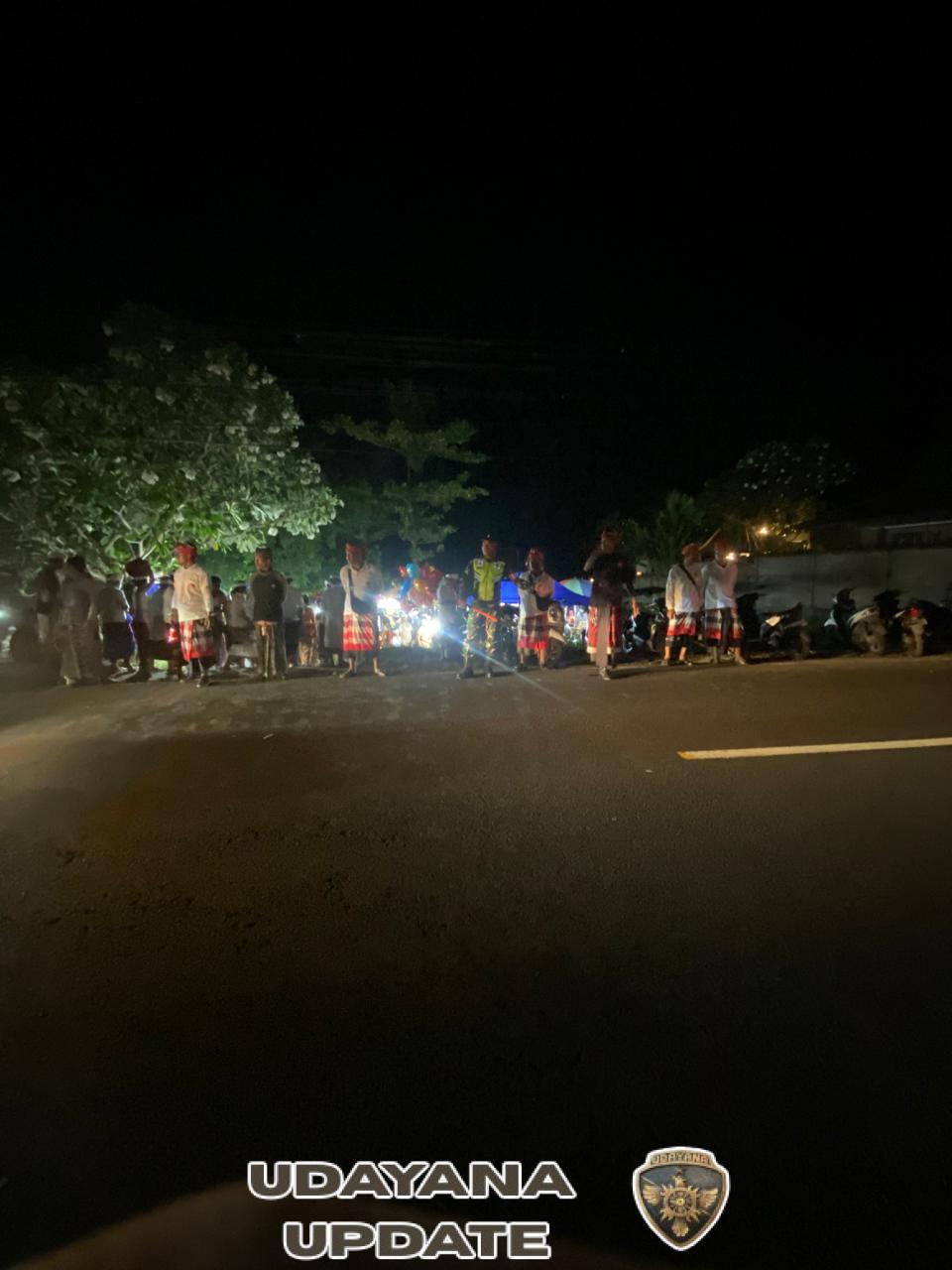 Kehadiran Babinsa Banjar Jaga Kelancaran Upacara Melasti di Pura Labuan Aji