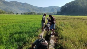 Kebersamaan TNI dan Rakyat Terlihat dalam Pembersihan Parit di Riung Barat