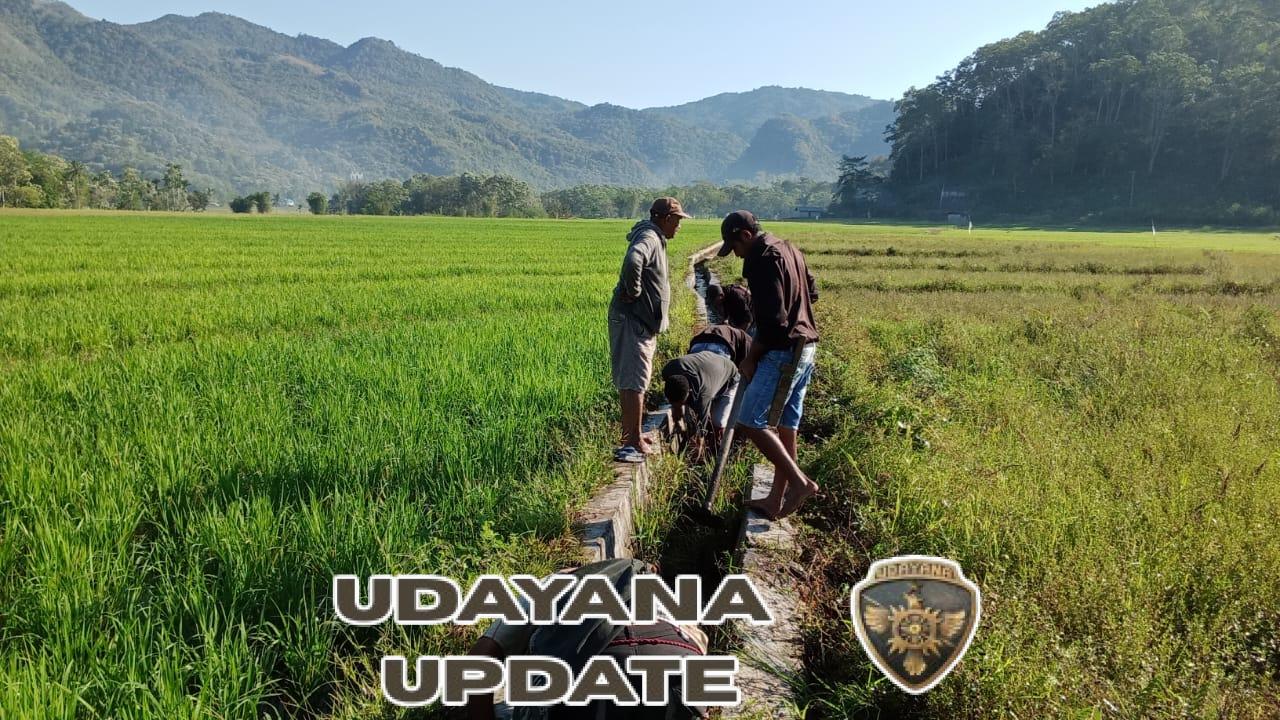 Kebersamaan TNI dan Rakyat Terlihat dalam Pembersihan Parit di Riung Barat