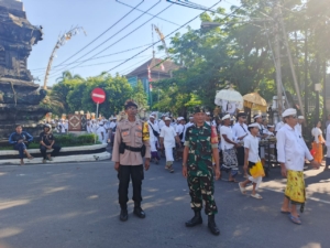 Babinsa 1623-01/Karangasem hadir ditengah-tengah masyarakat amankan upacara keagamaan.
