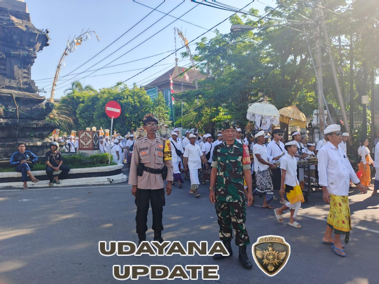 Babinsa 1623-01/Karangasem hadir ditengah-tengah masyarakat amankan upacara keagamaan.