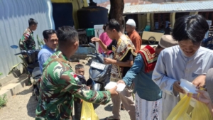 Jumat Berkah, Yonarmed 12 Kostrad Bagikan Ratusan Makanan Gratis untuk Jamaah Masjid Raya Al-Muhajirin