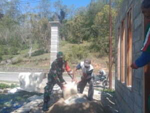 Babinsa Koramil 1602-04/Maurole Gelar Karya Bhakti Bantu Warga Bangun Rumah di Desa Detumbewa