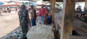 Babinsa Kawal Pemindahan Lapak Pedagang Ikan Jelang Pembangunan Pasar Mbongawani