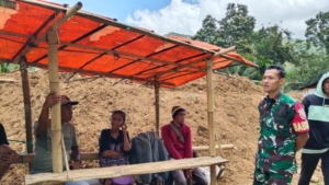 Babinsa Koramil Maurole Tingkatkan Kamtibmas Lewat Pamwil dan Komsos di Watunggere Marilonga