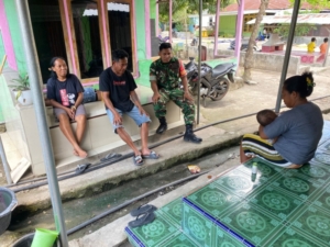 Babinsa Koramil Maurole Lakukan Pamwil dan Komsos di Desa Tou, Kecamatan Kotabaru