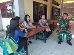 Babinsa Ende Jalin Sinergi dengan Guru SMPN 1 dalam Kegiatan Komsos