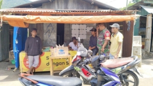 Babinsa Koramil Detusoko Lakukan Komsos dan Pemantauan Keamanan di Desa Wologai Timur