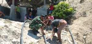 Babinsa Koramil 1627-02/Pantai Baru Monitoring Wilayah di Desa Sonimanu
