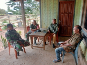 Babinsa Koramil Detusoko Tingkatkan Keamanan dan Kebersihan di Desa Sipi Jena