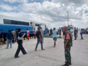 TNI AD Jaga Keamanan Aktivitas Pelayaran di Rote Ndao, Express Bahari 8E Sandar dan Berlayar Lancar