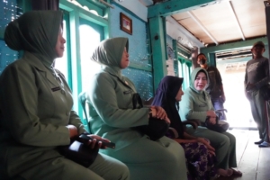 Dalam Rangka HUT TNI ke-80, Ketua Persit KCK XLIV Sumbawa Barat Laksanakan Anjangsana ke Anggota dan Warga