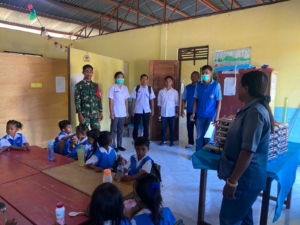Dukung Gizi Anak, Babinsa Koramil 1603-04 Kawal Program Dapur Yaspen Waiara