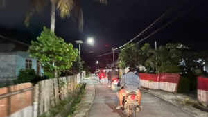 Babinsa Koramil 01/Loli Bersama Warga Kampung Baru Patroli Malam Ciptakan Lingkungan Aman