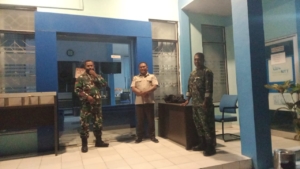 Patroli :Piket Koramil 1621-02 di Niki-niki, Ajak Warga Jaga Ketertiban dan Kesehatan”