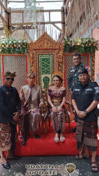 Tingkatkan Pembinaan Teritorial, Babinsa Hadiri Resepsi Pernikahan Warga di Banjar Pande