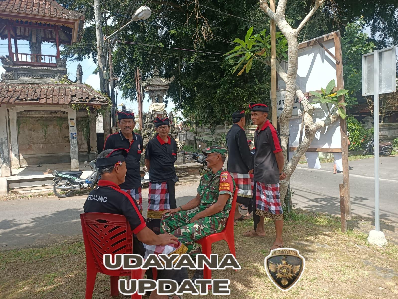 Wujud Sinergi, Babinsa Desa Abuan Jalin Komsos dengan Pecalang Jelang Kegiatan Keagamaan