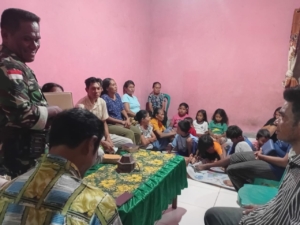 Babinsa Koramil 1627-03/Batutua Pimpin Ibadat Syukuran Ulang Tahun di Ne’e Mok