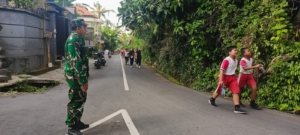 Babinsa Koramil Dawan Kawal Jalan Santai HUT Ke 41 Sekaa Taruna Yohana Vidya Graha