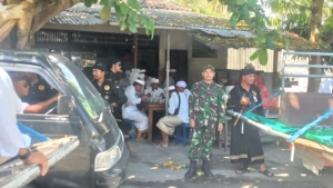 Aparat Gabungan Di Nusa Penida Gelar Pengamanan Prosesi Ida Bhatara Turun Kabeh  Di Pura Penataran Ped