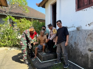 Babinsa Kamasan Dampingi Tim Kesehatan Berikan Layanan Kesehatan Bagi Warga ODGJ